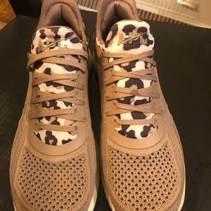 APL TechLoom Tracer size 8.5 in almond/pristine/leopard